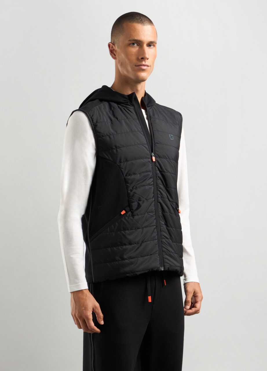 Muški prsluk bez rukava s kapuljačom.