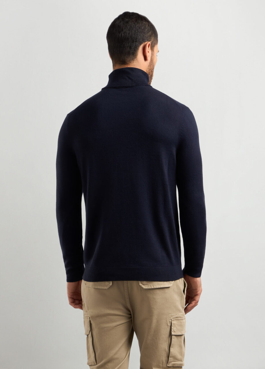 Alternative view of Muški jednobojni dolčevita pulover od trikotaže.