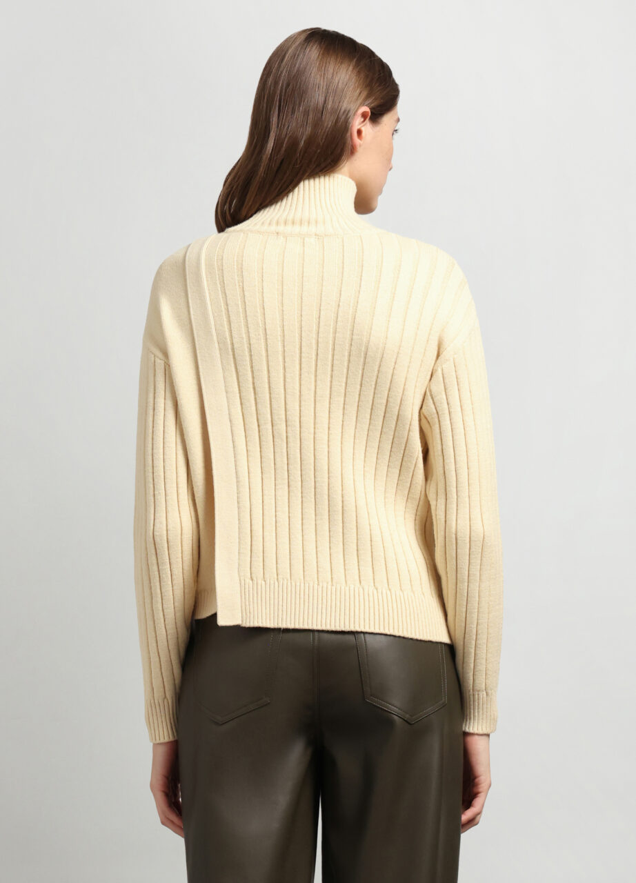 Alternative view of Džemper od mješavine viskoze s visokim ovratnikom za žene