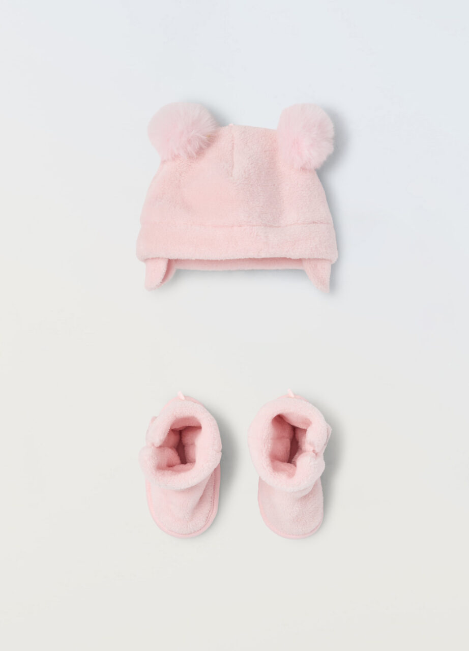 Komplet od velura s kapom i cipelama