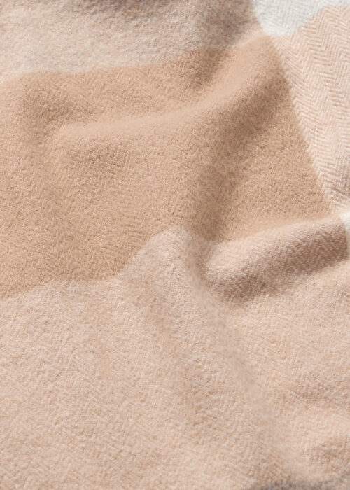 Alternative view of Šal u kariranom uzorku za žene