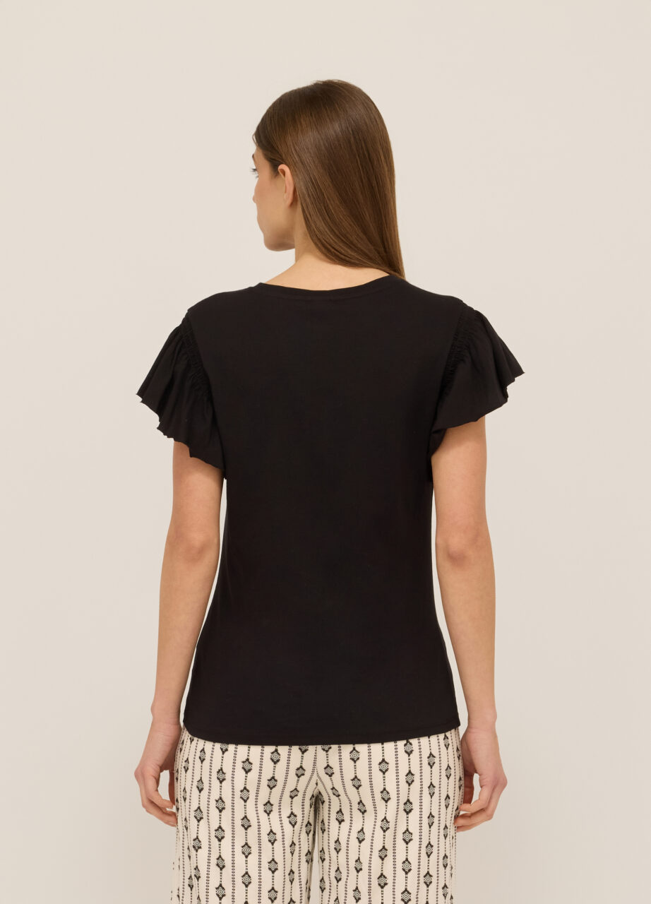 Alternative view of Majica