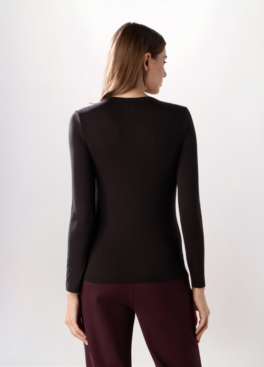 Alternative view of Majica