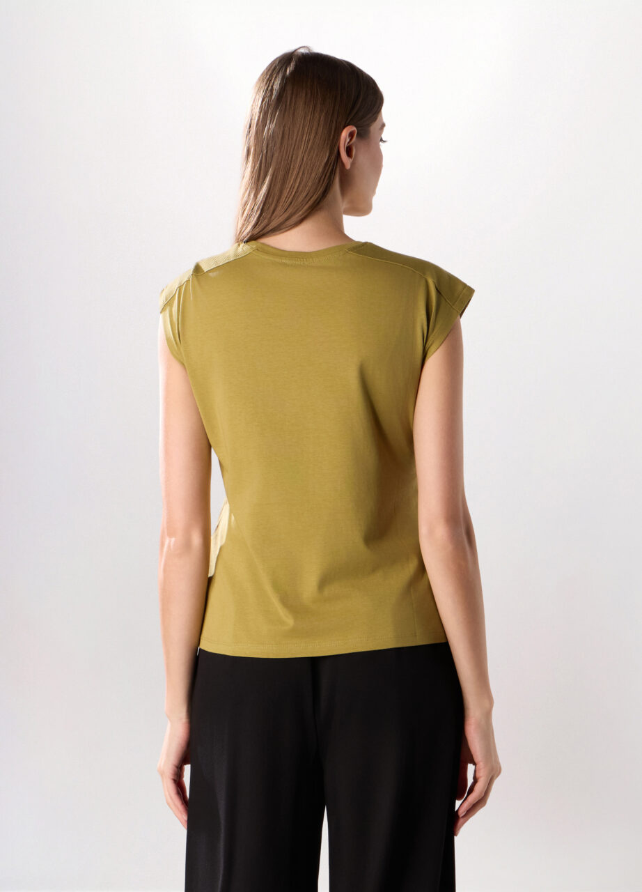 Alternative view of Majica