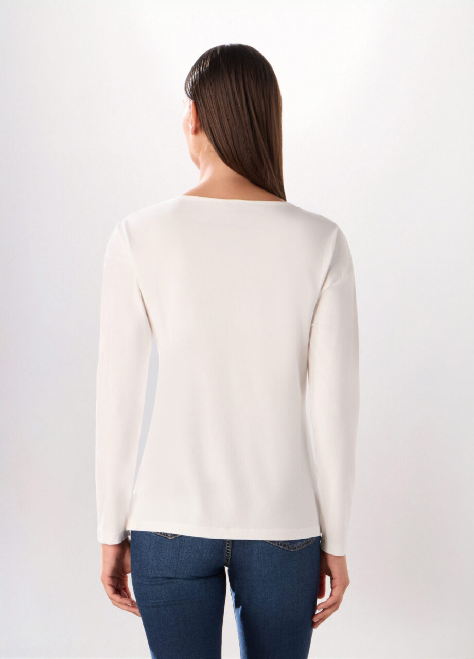 Alternative view of Majica