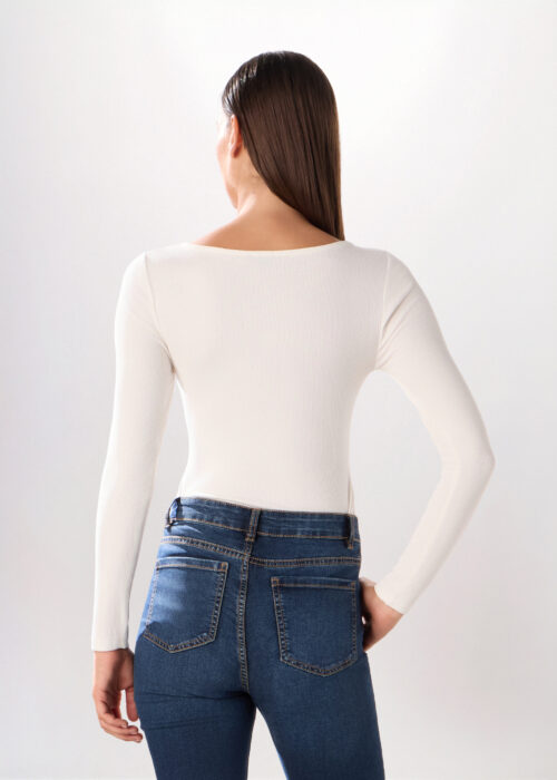 Alternative view of Majica