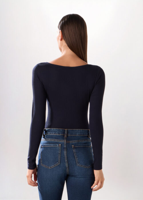 Alternative view of Majica