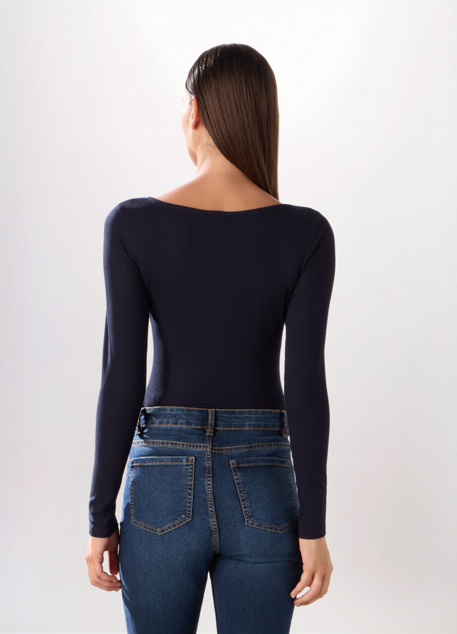 Alternative view of Majica