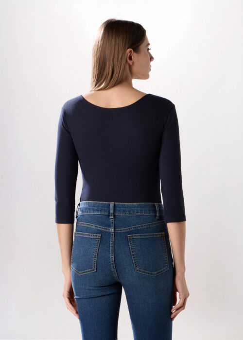 Alternative view of Majica