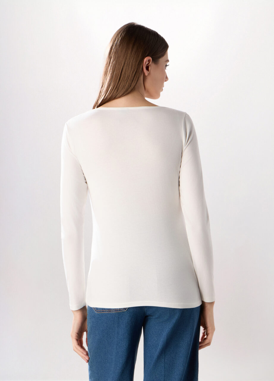 Alternative view of Majica