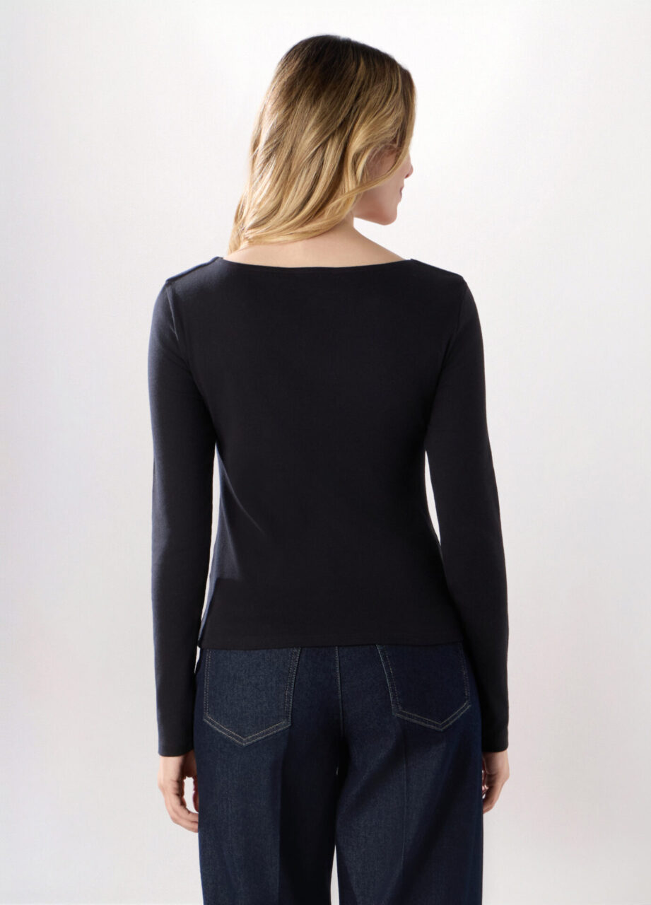 Alternative view of Majica