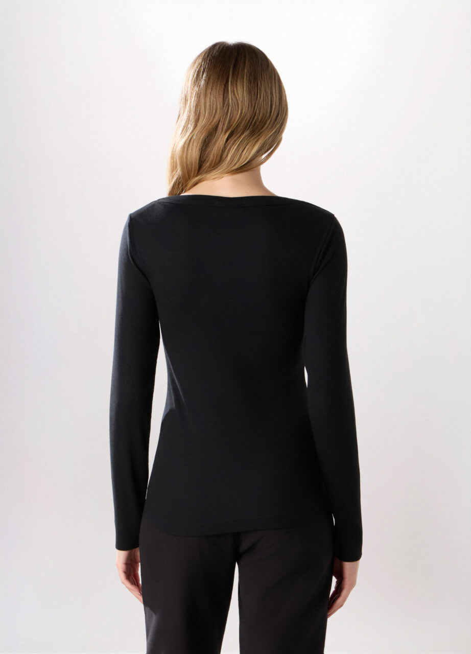 Alternative view of Majica