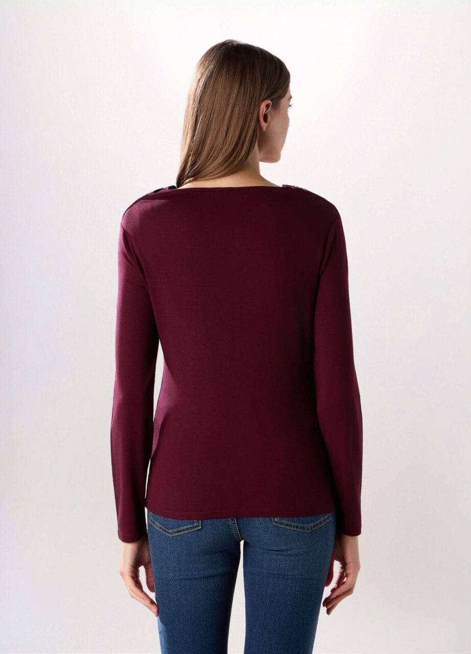 Alternative view of Majica