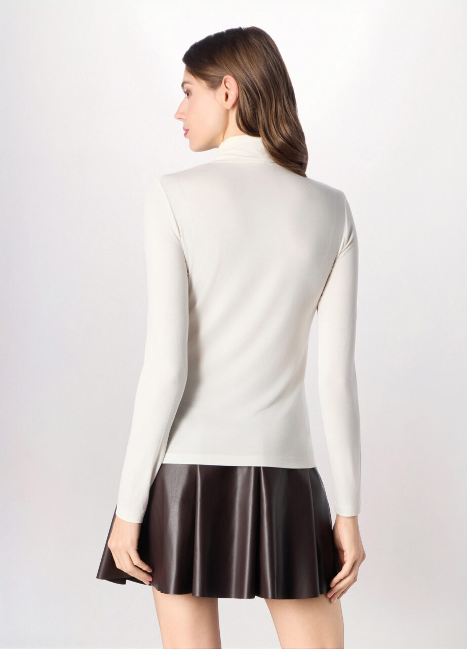 Alternative view of Majica