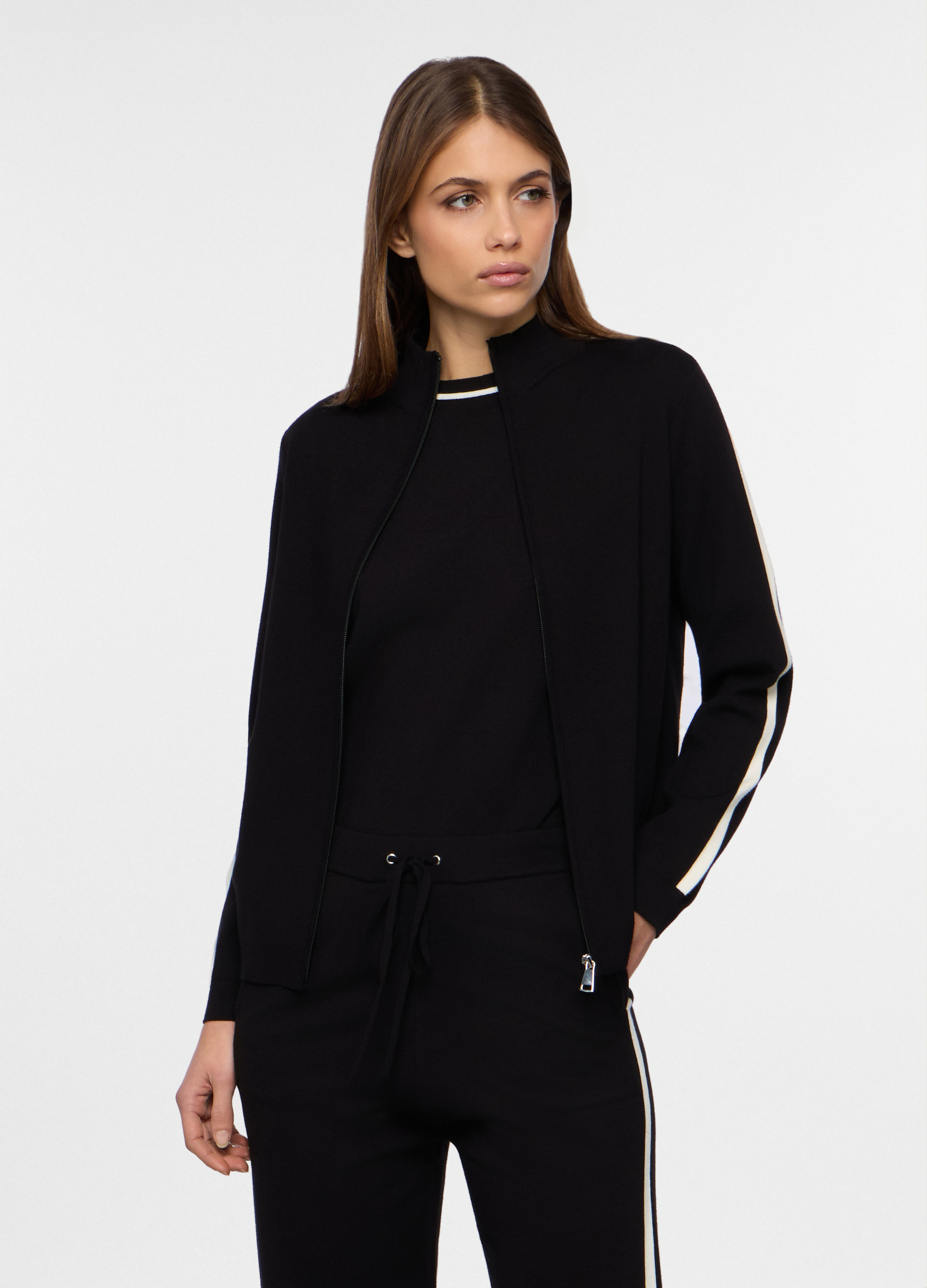 Ženska jakna od rastezljivog punto Milano materijala