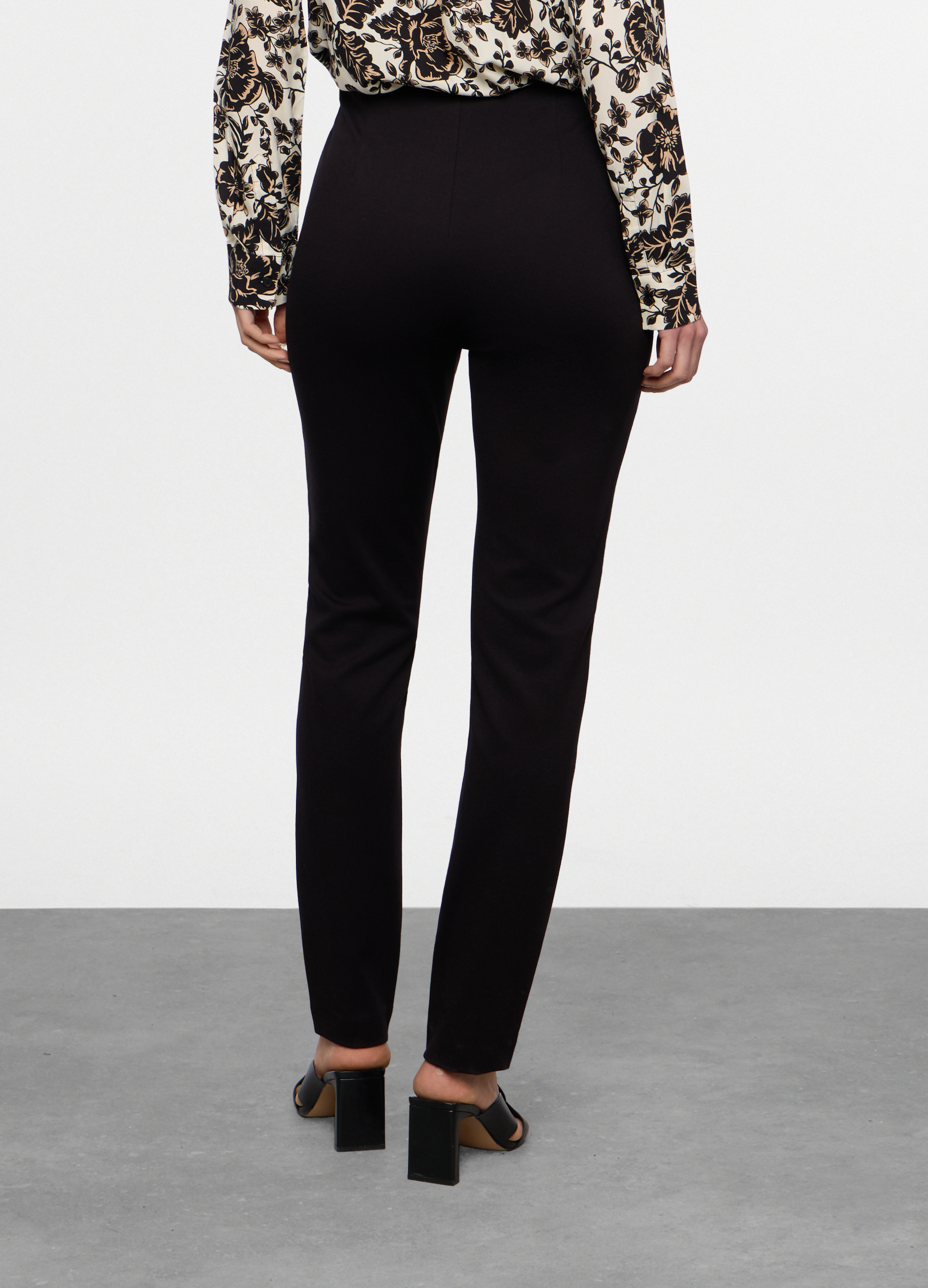 Alternative view of Hlače