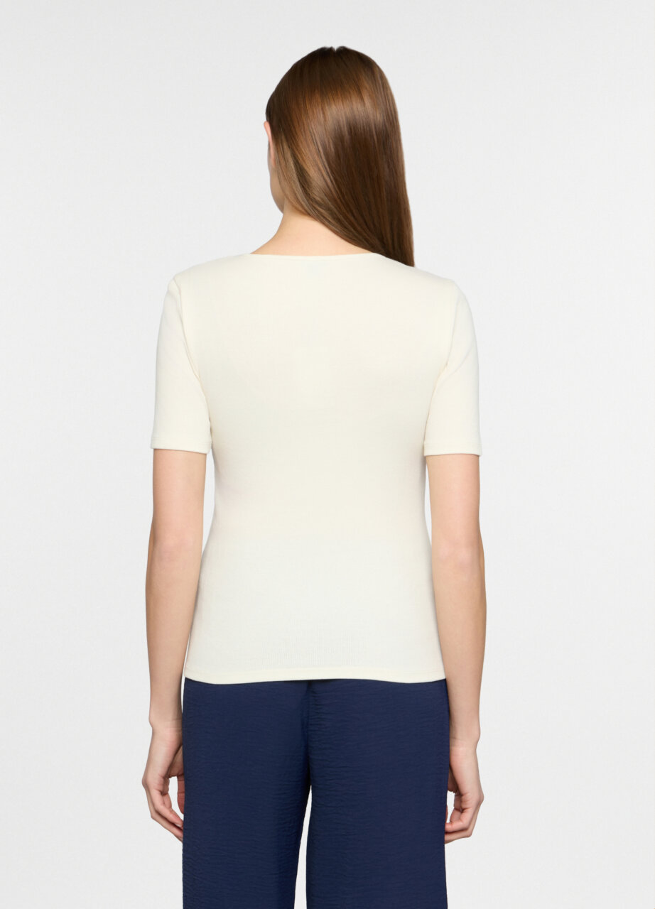 Alternative view of Majica