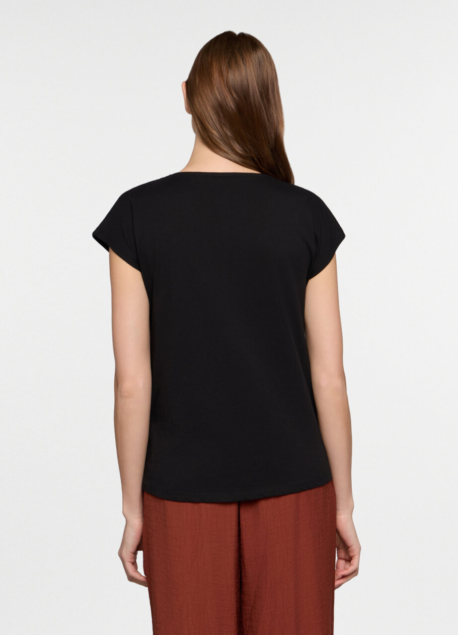 Alternative view of Majica