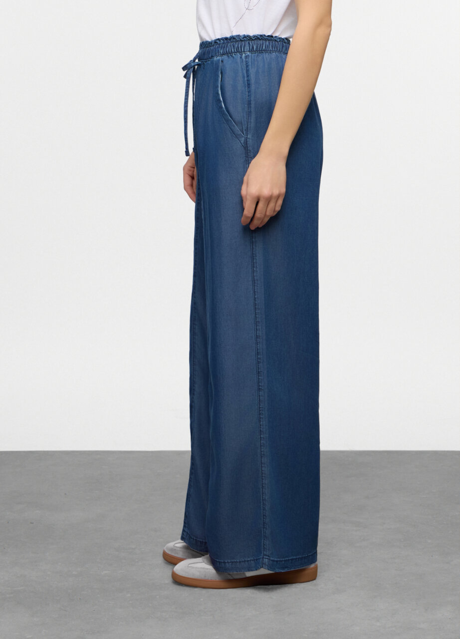 Alternative view of Jeans