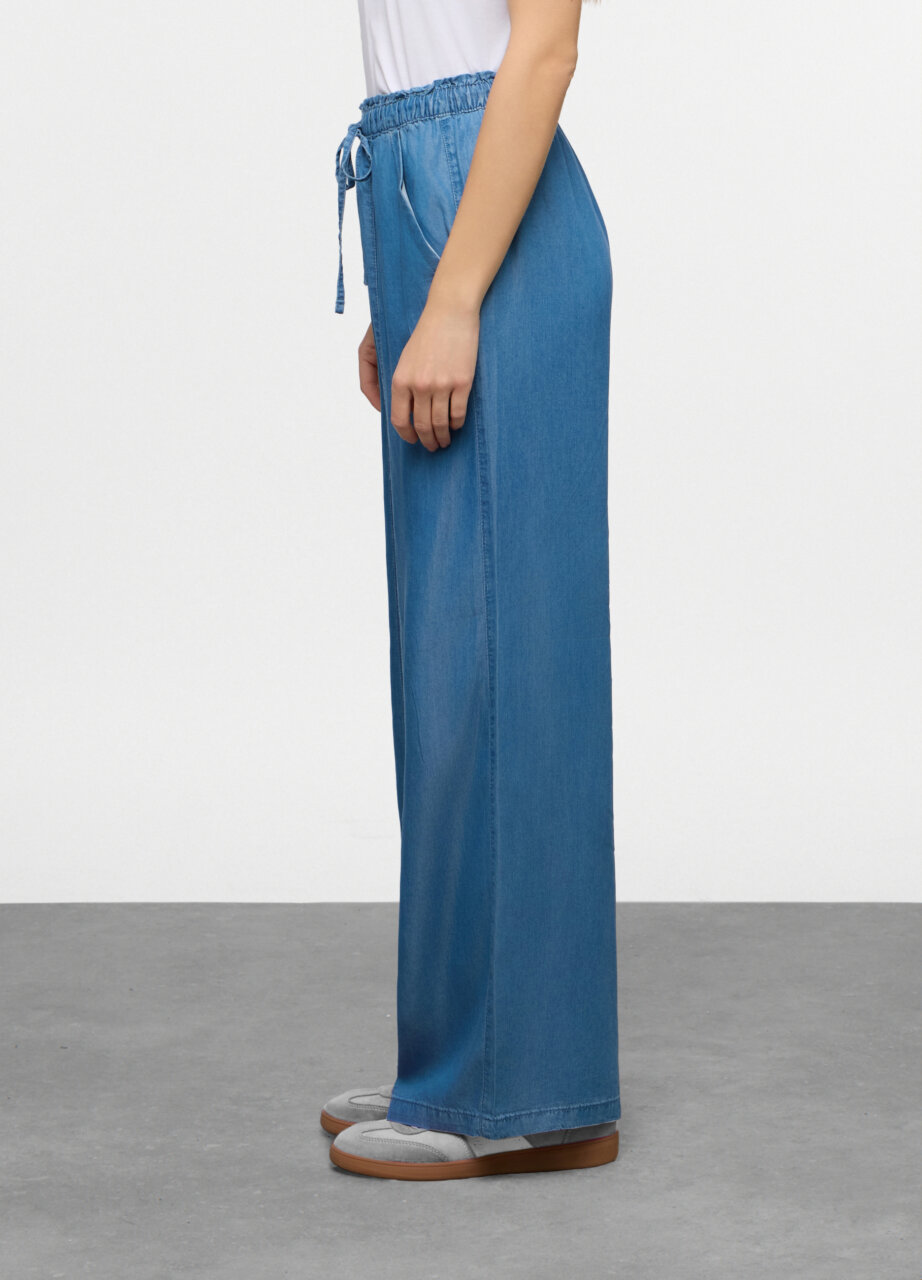 Alternative view of Jeans