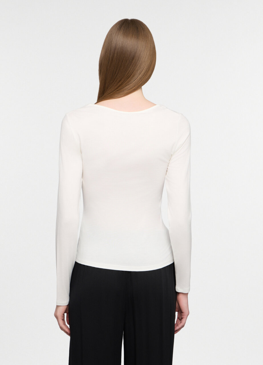 Alternative view of Majica