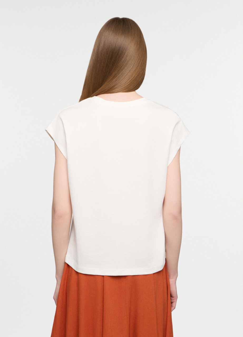 Alternative view of Majica