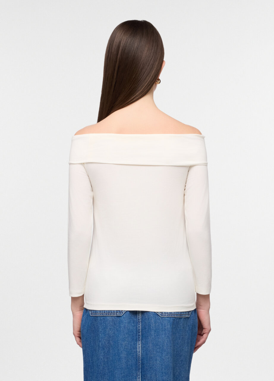 Alternative view of Majica