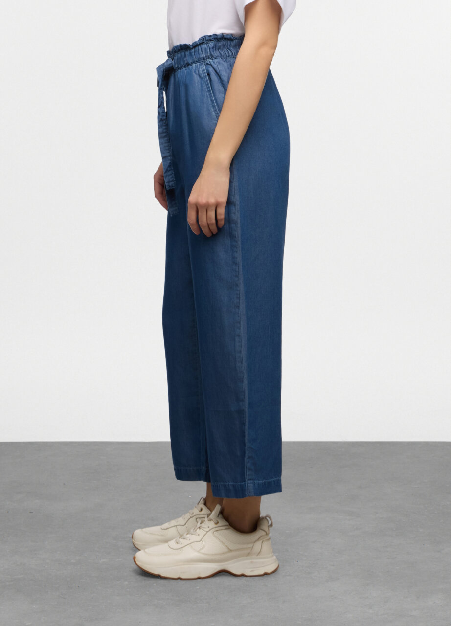 Alternative view of Jeans