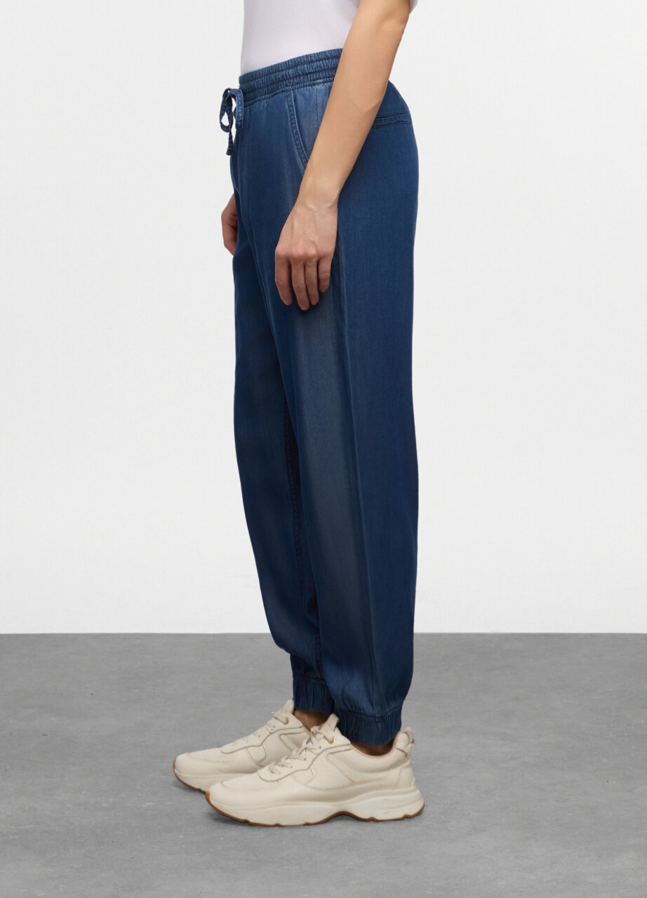 Alternative view of Jeans