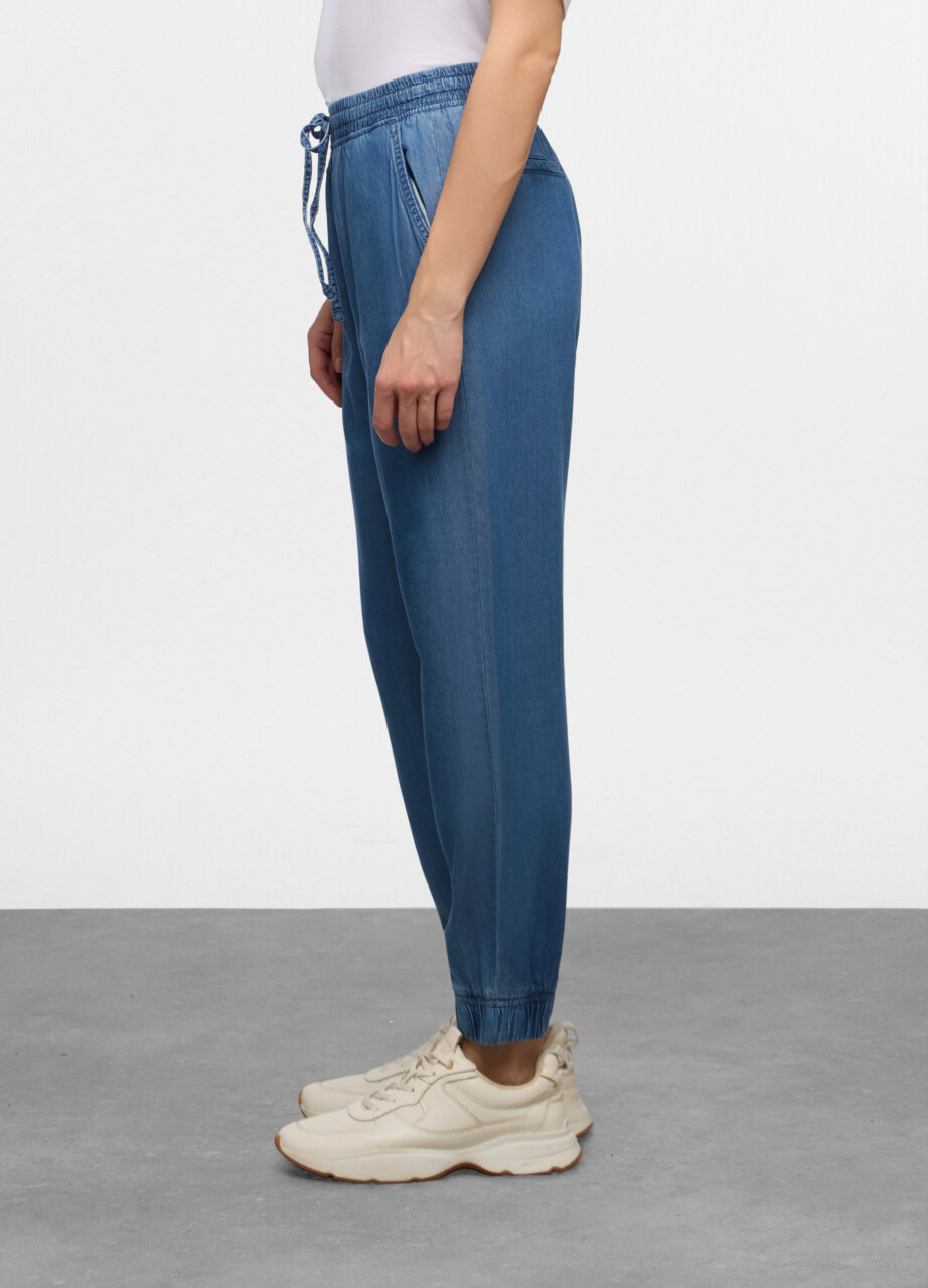 Alternative view of Jeans