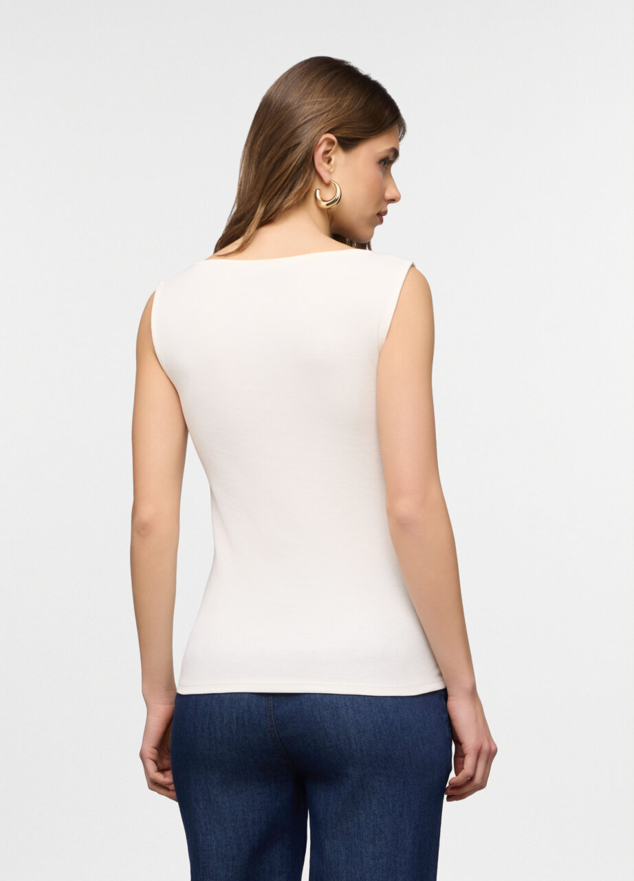 Alternative view of Majica