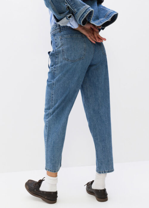 Alternative view of Jeans
