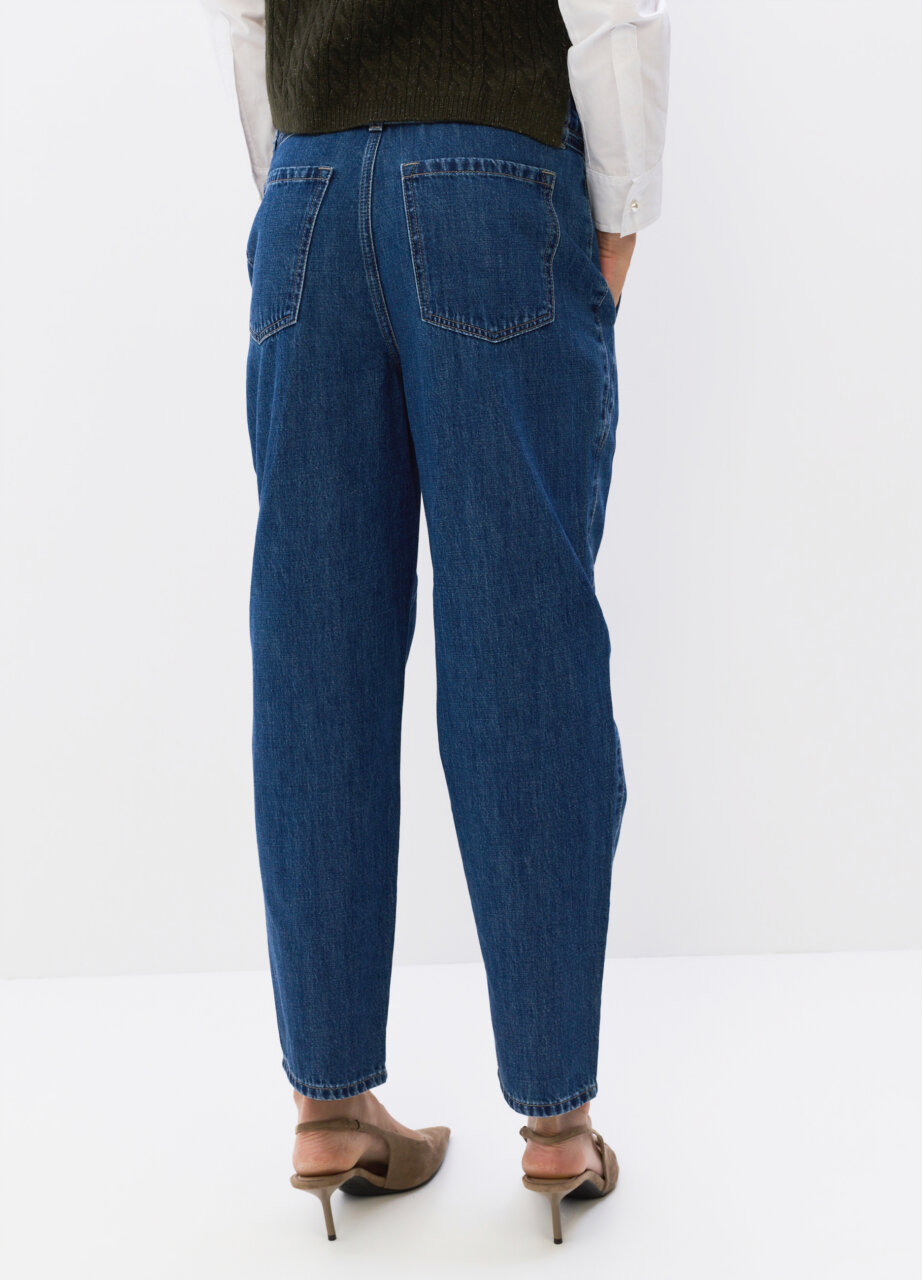 Alternative view of Jeans